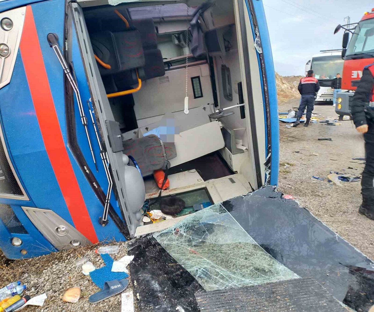 SİVAS’IN ZARA İLÇESİNDE MEYDANA GELEN KAZADA YOLDAN ÇIKAN CEZAEVİ NAKİL ARACI DEVRİLDİ, KAZADA 7...