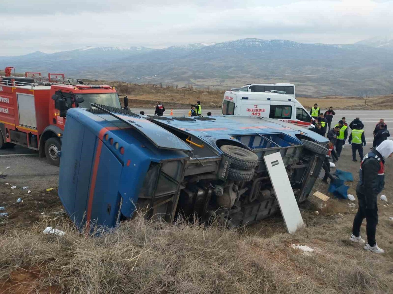 SİVAS’IN ZARA İLÇESİNDE MEYDANA GELEN KAZADA YOLDAN ÇIKAN CEZAEVİ NAKİL ARACI DEVRİLDİ, KAZADA 7...