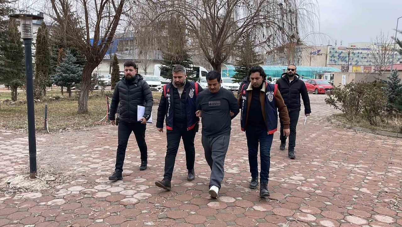 SİVAS’TA AĞABEYİNİ GÖĞSÜNDEN BIÇAKLAYARAK ÖLDÜREN CİNAYET ZANLISI EMNİYETTEKİ İŞLEMLERİNİN...