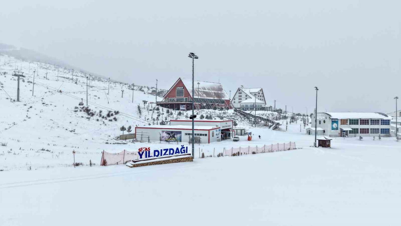 SİVAS’TA BULUNAN YILDIZ DAĞI KIŞ SPORLARI VE KAYAK MERKEZİ’NDE KAR KALINLIĞI 15 SANTİMETREYE...