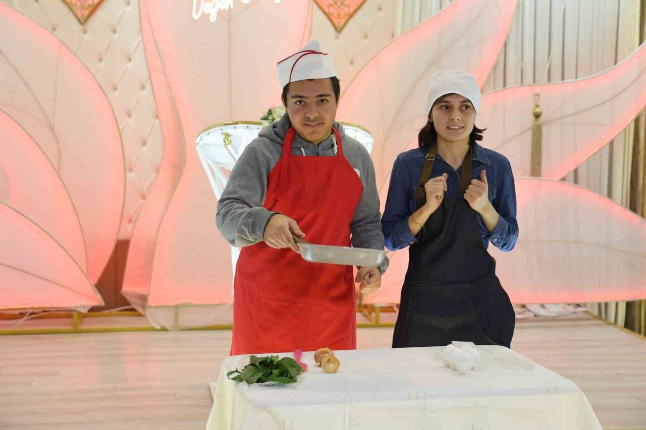 SİVAS’TA ENGELLİ BİREYLER GÖSTERİ DÜZENLEDİ. ENGELLERİ ORTADAN KALDIRAN BİREYLER; ÇEŞİTLİ DANS VE...