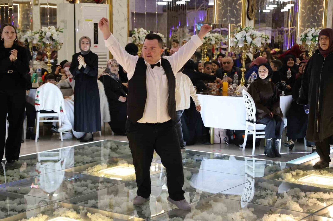 SİVAS’TA ENGELLİ BİREYLER GÖSTERİ DÜZENLEDİ. ENGELLERİ ORTADAN KALDIRAN BİREYLER; ÇEŞİTLİ DANS VE...