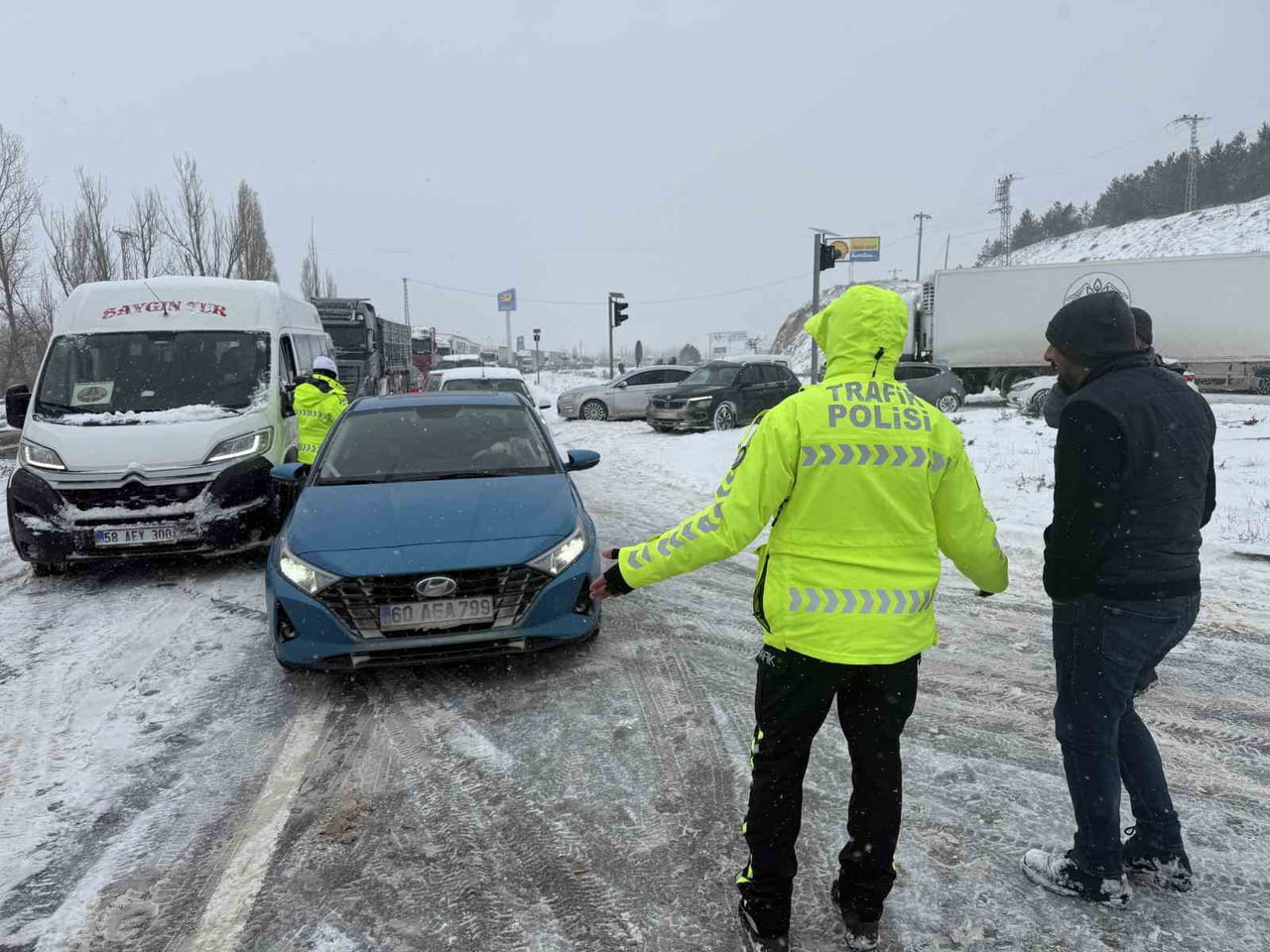 SİVAS’TA GECE SAATLERİNDEN BU YANA ETKİSİNİ GÖSTEREN KAR YAĞIŞI SONRASI 807 KÖYE ARAÇ ULAŞIMI...