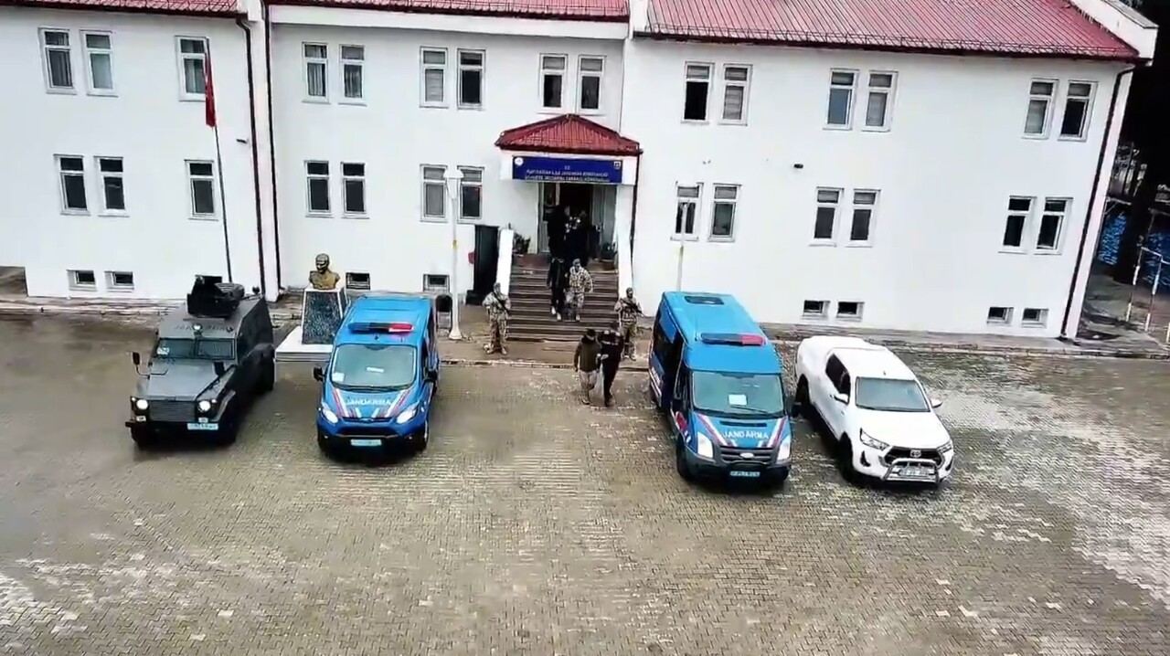 SİVAS’TA JANDARMA TARAFINDAN DURDURULAN BİR MİNİBÜSTE 10 KAÇAK GÖÇMEN YAKALANDI. OLAYA İLİŞKİN 1...