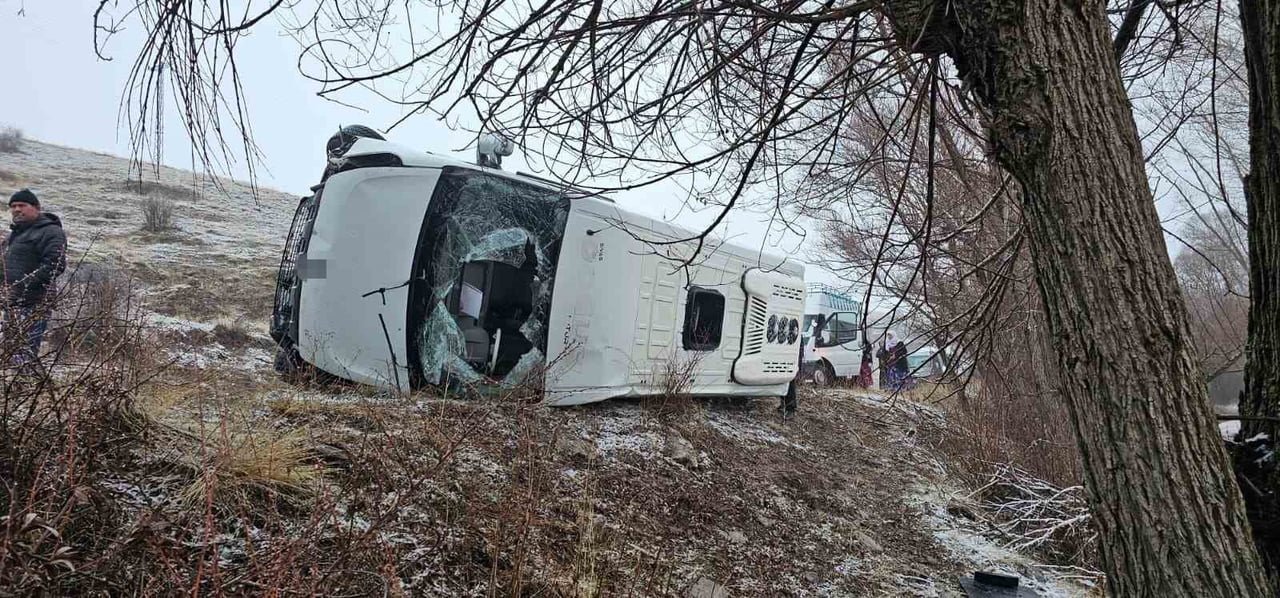 SİVAS’TA ÖĞRENCİLERİ TAŞIYAN OKUL SERVİSİ YAN YATTI. ARAÇ İÇERİSİNDEKİ 14’Ü ÖĞRENCİ İLE ARAÇ...