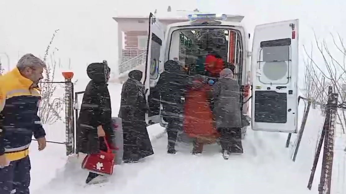 SİVAS’TA YAŞADIĞI KÖYDE RAHATSIZLANAN HAMİLE KADINA ULAŞMAK İÇİN EKİPLER SEFERBER OLDU. İL ÖZEL...