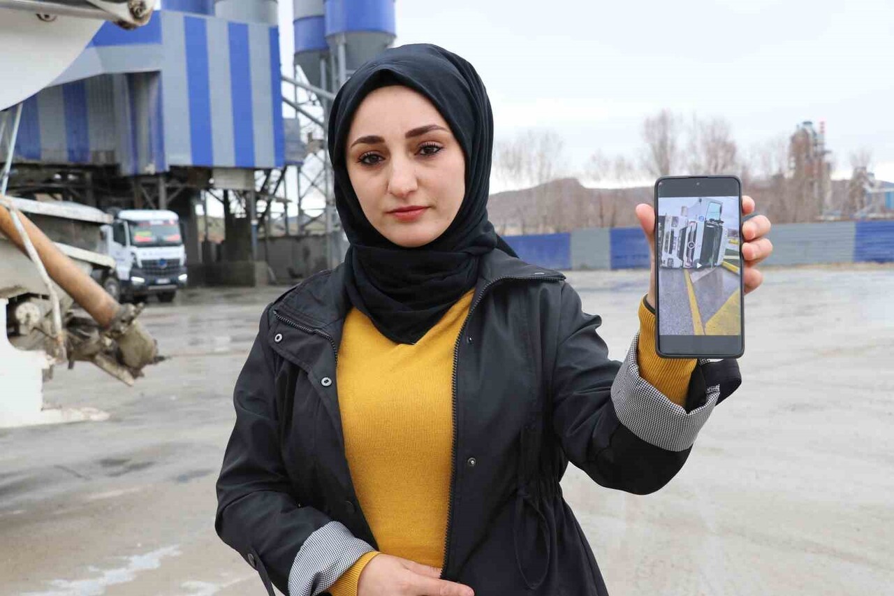 SİVAS’TA YAŞAYAN 35 YAŞINDAKİ RABİA DEMİR, SİVAS’IN TEK TIR ŞOFÖRÜ OLARAK GÜNDEM OLDU. DEMİR...