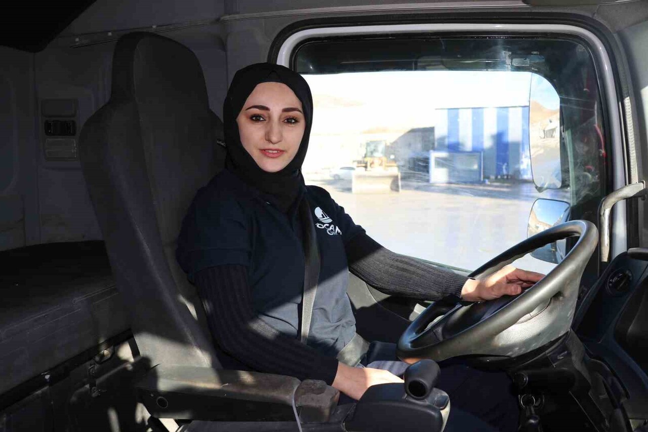 SİVAS’TA YAŞAYAN RABİA DEMİR, ÇOCUKLUK HAYALİ OLAN TIR ŞOFÖRLÜĞÜNÜ GERÇEKLEŞTİREREK, KENTİN İLK...