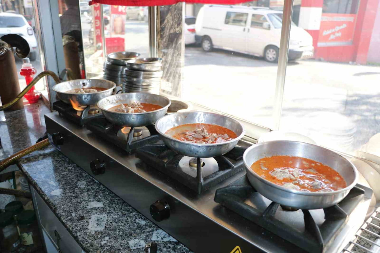 SOĞUK HAVALARIN ETKİSİNİ ARTIRMASIYLA BİRLİKTE, KAHRAMANMARAŞ'A ÖZGÜ MARAŞ KELLE PAÇA, KIŞ...