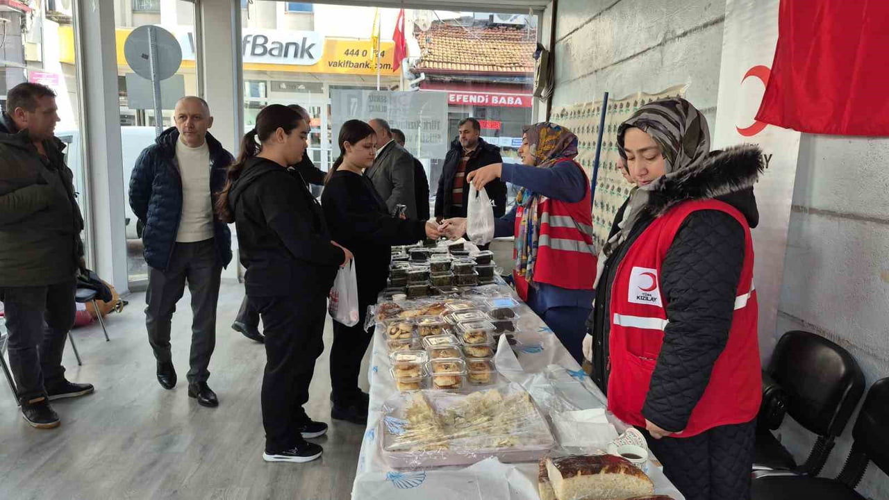 SOĞUK KIŞ GÜNLERİNDE KIZILAY BARTIN ŞUBESİ TARAFINDAN DÜZENLENEN ETKİNLİKLE, EV HANIMLARININ EL...