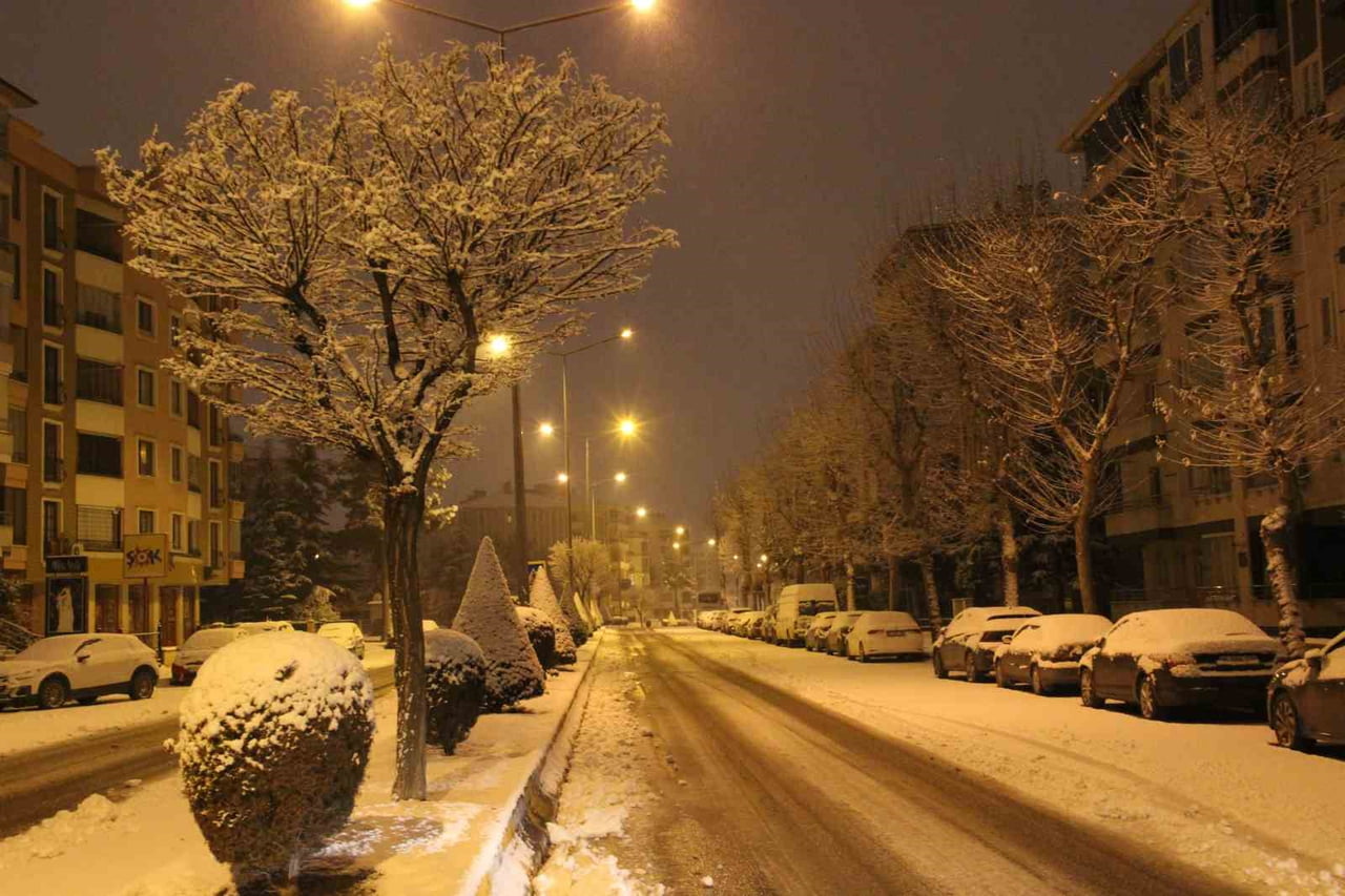 SOKAK ARALARINDAN YAĞAN KARIN ETKİLİ OLMASINDAN GÖRÜNTÜ