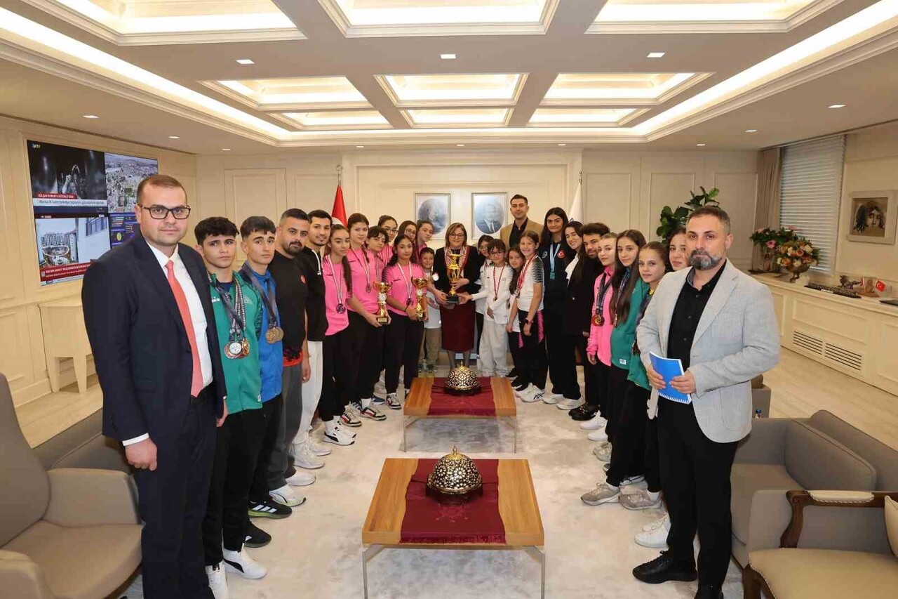 SPOR ŞEHRİ GAZİANTEP’İN ŞAMPİYONLARINDAN BAŞKAN ŞAHİN’E ZİYARET