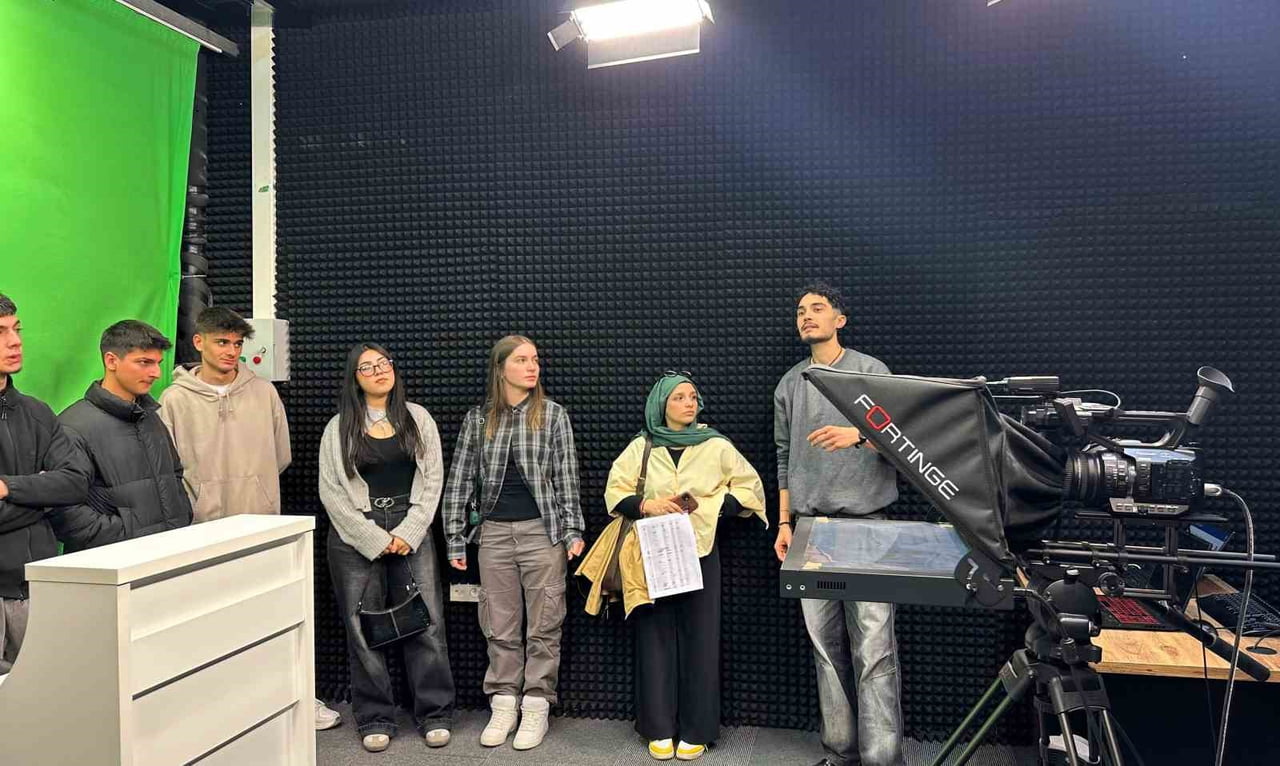 SUBÜ ÖĞRENCİLERİ, TEKNİK GEZİ ÇERÇEVESİNDE SUBÜ STÜDYOLARI’NDA GREEN SCREEN UYGULAMALARI BAŞTA...