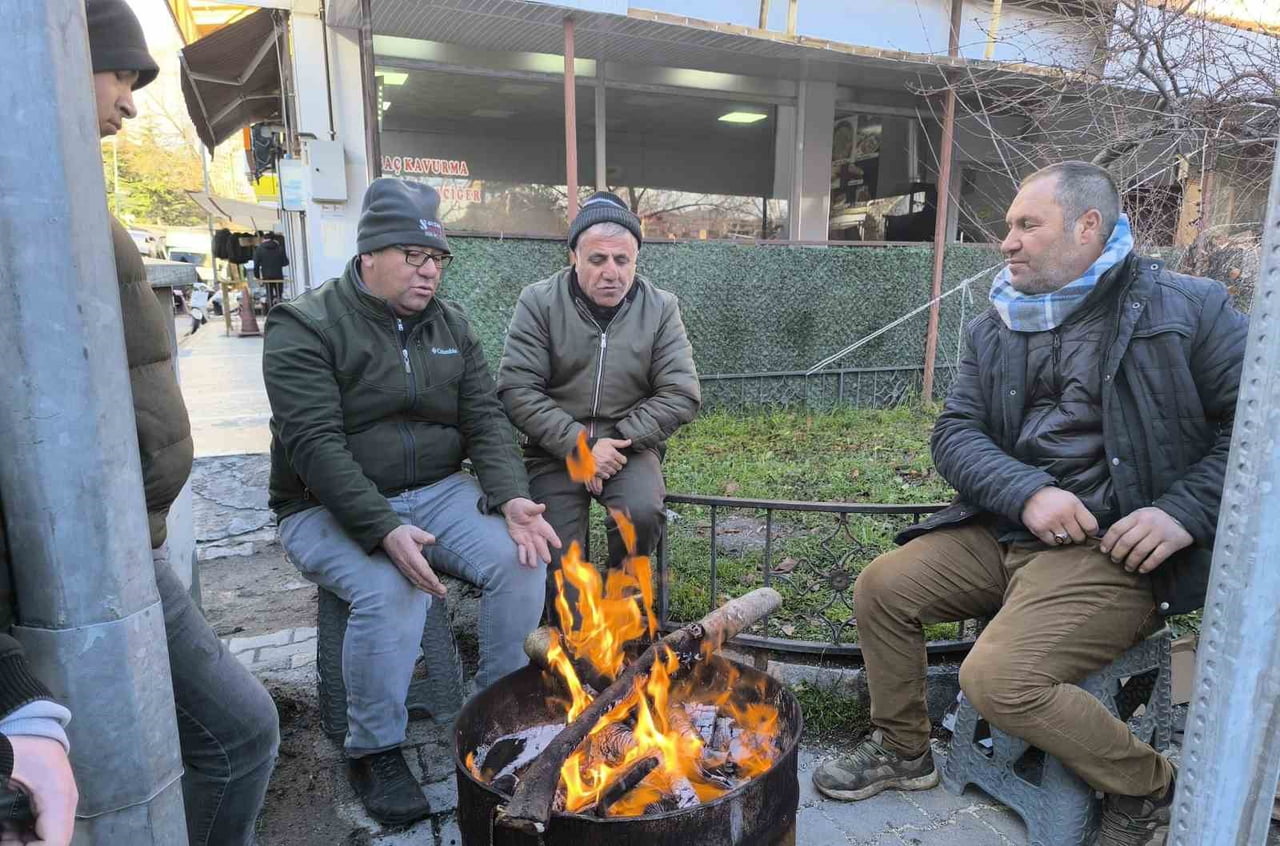 ŞUHUT İLÇESİNDE SABAHIN ERKEN SAATLERİNDEN İTİBAREN TEZGÂHLARINI KURAN ESNAFLAR, SOĞUK HAVAYA...