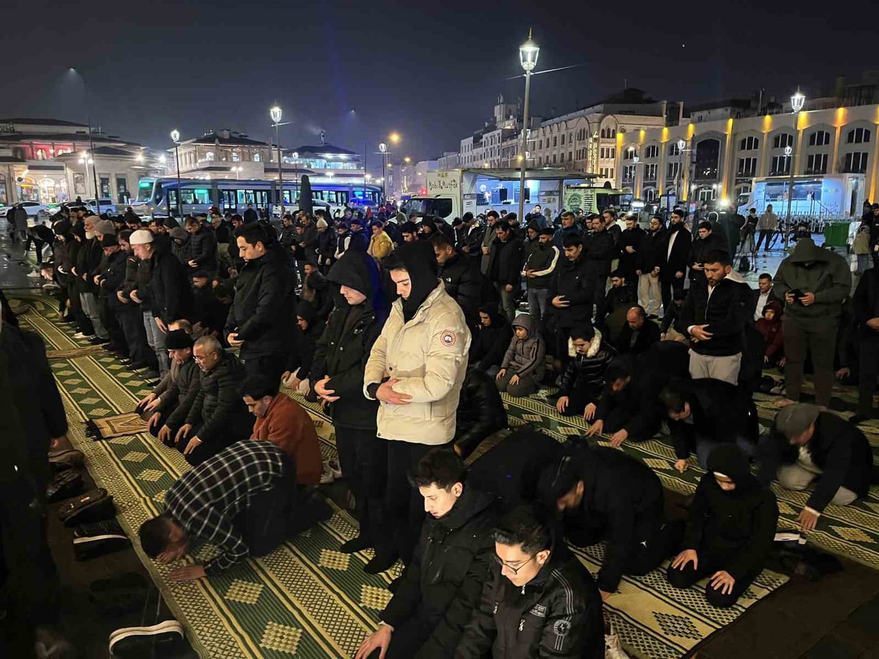 SULTAN SELİM CAMİİ'NDE REGAİP KANDİLİ DUALARLA İDRAK EDİLDİ.