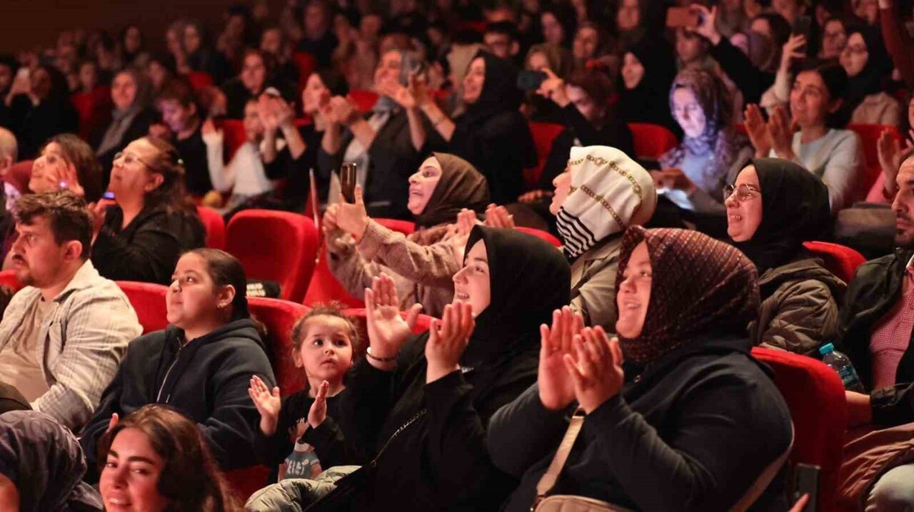 SULTANGAZİ BELEDİYESİ, 80’LER VE 90’LARIN RUHUNU RETROBÜS KONSERİ İLE CANLANDIRDI. UNUTULMAZ...