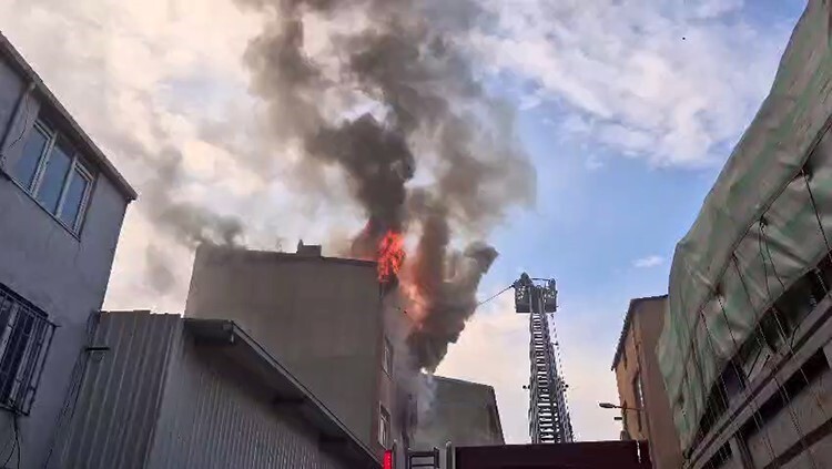 SULTANGAZİ CEBECİ MAHALLESİ’NDE BİR BİNANIN ÇATISINDA YANGIN ÇIKTI