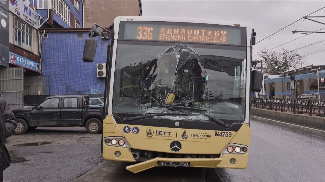 SULTANGAZİ’DE YOLA DÖKÜLEN AKARYAKIT NEDENİYLE KAYGANLAŞAN YOLDA ARALARINDA İETT OTOBÜSÜNÜN DE...