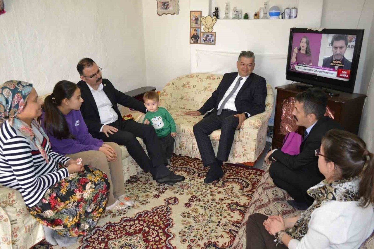 SULTANHİSAR İLÇE KAYMAKAMI ALİ EKBER ATEŞ, 'MİSAFİRİM KAYMAKAMIM' PROJESİ KAPSAMINDA SALAVATLI...