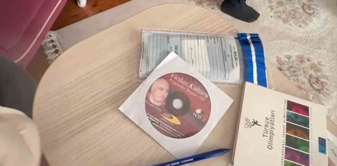 ŞÜPHELİLERİN İKAMETLERİNDE YAPILAN ARAMALARDA YASAKLI KİTAPLAR, PROPAGANDA İÇERİKLİ CD'LER İLE ÇOK...