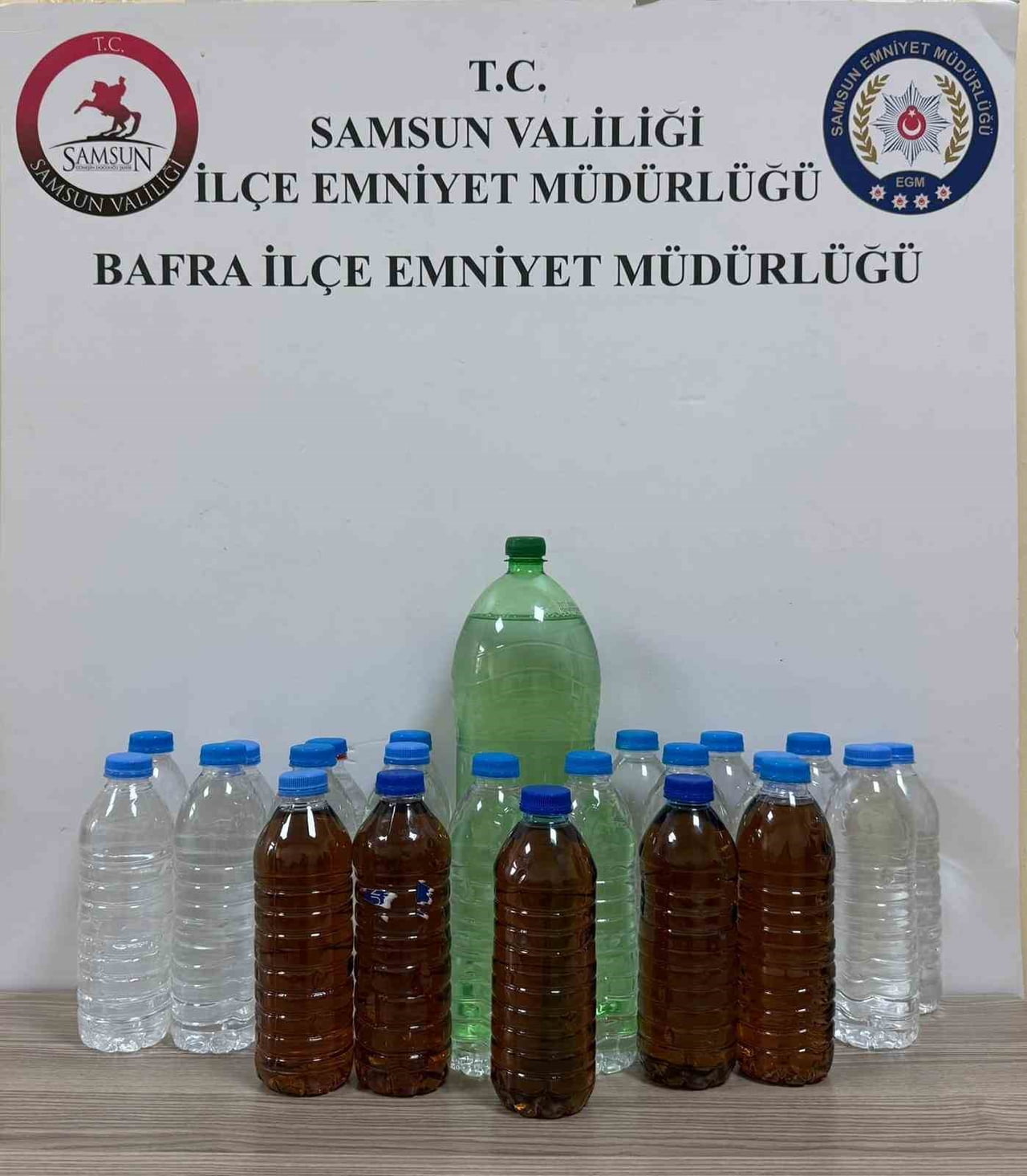 ŞÜPHELİLERİN ÜZERLERİNDE VE İKAMETLERİNDE YAPILAN ARAMALARDA 23 ŞİŞE İÇERİSİNDE TOPLAM 13,5 LİTRE...