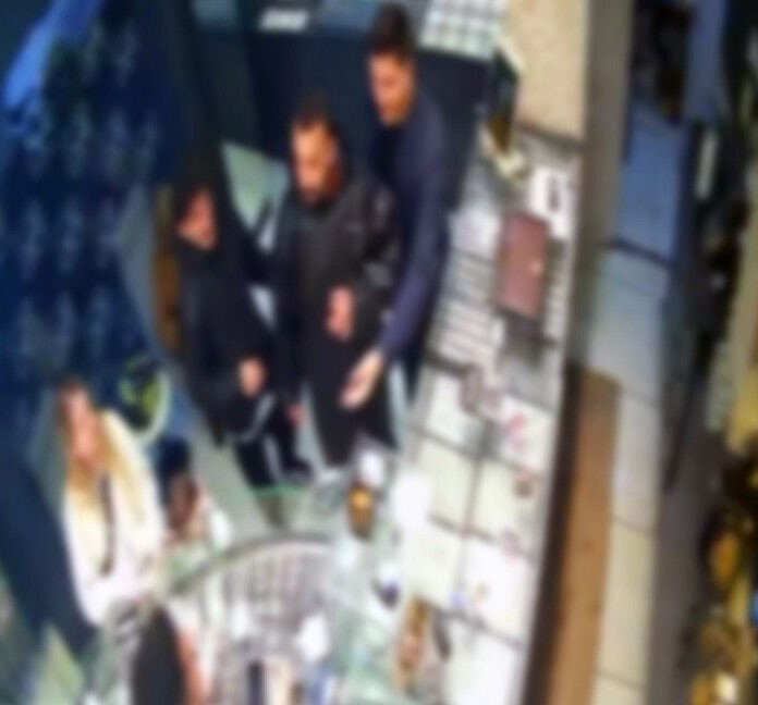 ŞÜPHELİNİN KUYUMCUDA ALTINLARI BOZDURDUĞU ANLAR GÜVENLİK KAMERASINA YANSIDI. GÖRÜNTÜLERDE...