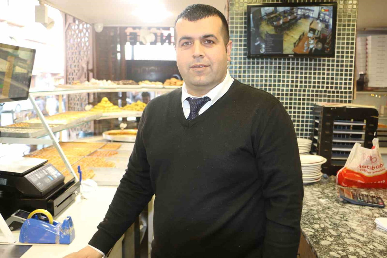 SUR İLÇESİNDE HACIBABA PASTANELERİNDE SATIŞ SORUMLUSU OLAN ALİ OKTAY, 2025 YILININ İYİ GEÇTİĞİNİ...