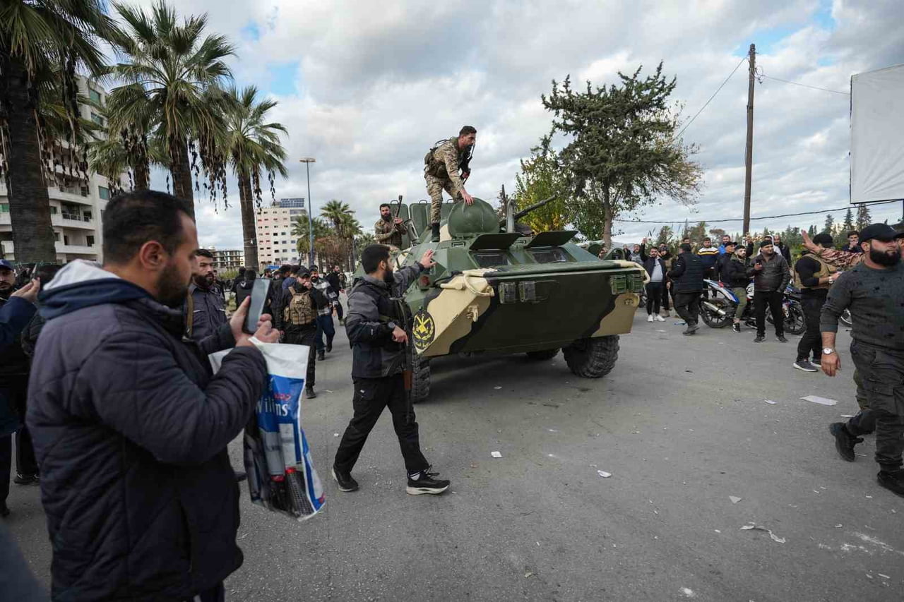 SURİYE’NİN LAZKİYE KENTİNDE PAZAR GÜNÜNDEN BU YANA DEVAM EDEN VE 4 KİŞİNİN ÖLDÜĞÜ HÜKÜMET...