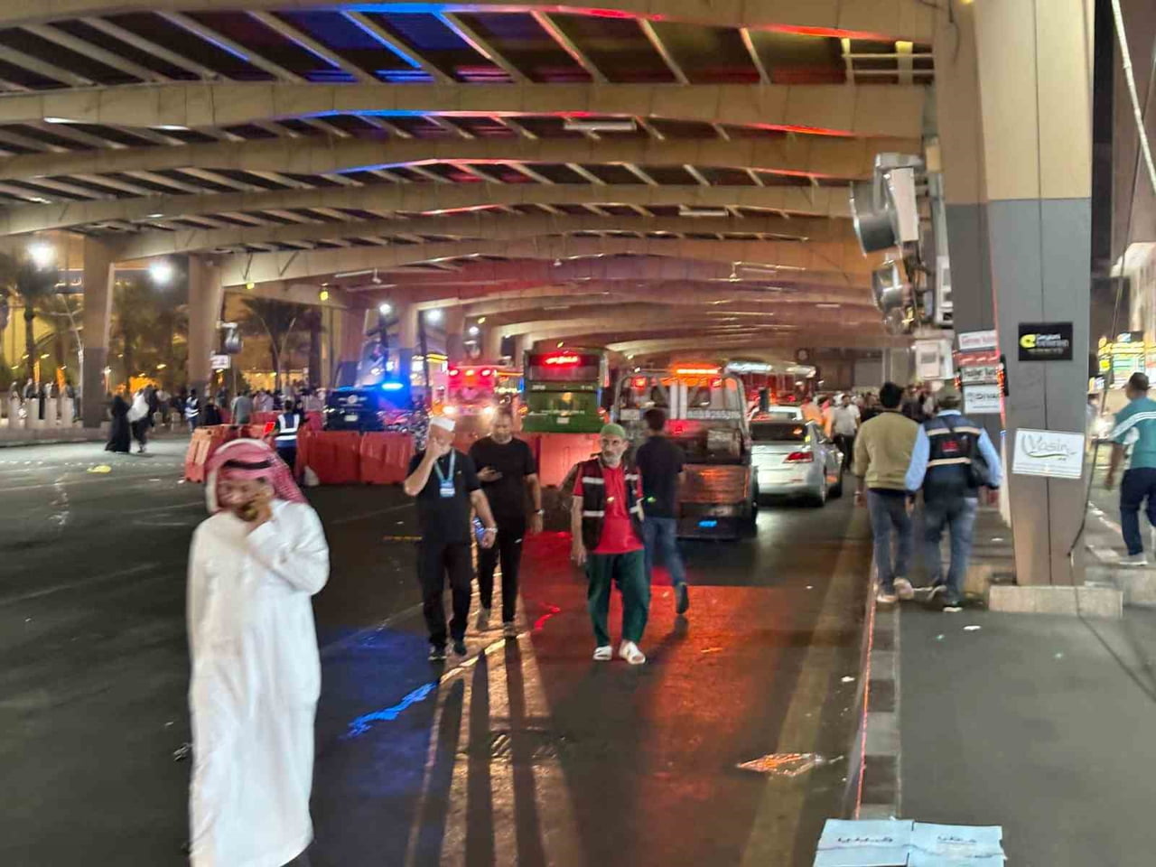 SUUDİ ARABİSTAN'IN MEKKE-İ MÜKERREME ŞEHRİNDE KONTROLÜNÜ KAYBEDEN BİR RİNG OTOBÜSÜ, YOLUN...