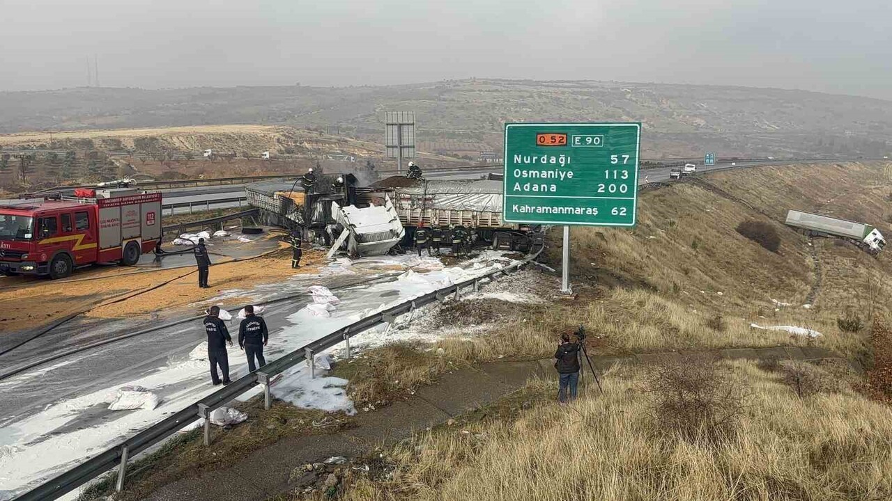 TAG OTOYOLU GAZİANTEP BATI GİŞELERİ YAKINLARINDA 3 TIRIN ÇARPIŞMASI SONUCU YANGIN ÇIKTI