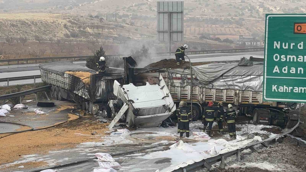TAG OTOYOLU GAZİANTEP BATI GİŞELERİ YAKINLARINDA 3 TIRIN ÇARPIŞMASI SONUCU YANGIN ÇIKTI