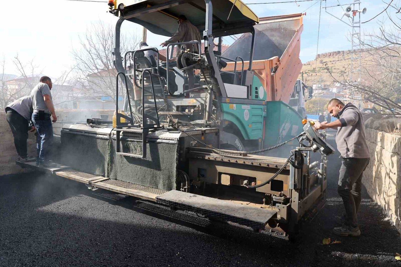 TALAS BELEDİYESİ, KEPEZ MAHALLESİ’NDE 5 BİN 600 METREKARELİK ALANDA BİN 040 TON ASFALT ÇALIŞMASI...