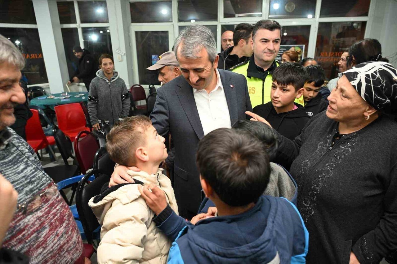 TALEP VE ŞİKAYETLERİNİ DİNLEMEK İÇİN VATANDAŞLARLA BİR ARAYA GELEN EDİRNE VALİSİ YUNUS SEZER'DEN...