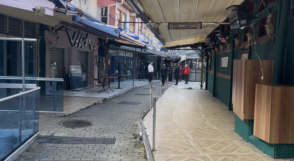 TARİHİ ARAP ŞÜKRÜ SOKAK’INDA TENTE KRİZİ : BELEDİYE İŞGAL VAR DEDİ, ESNAF İSYAN ETTİ