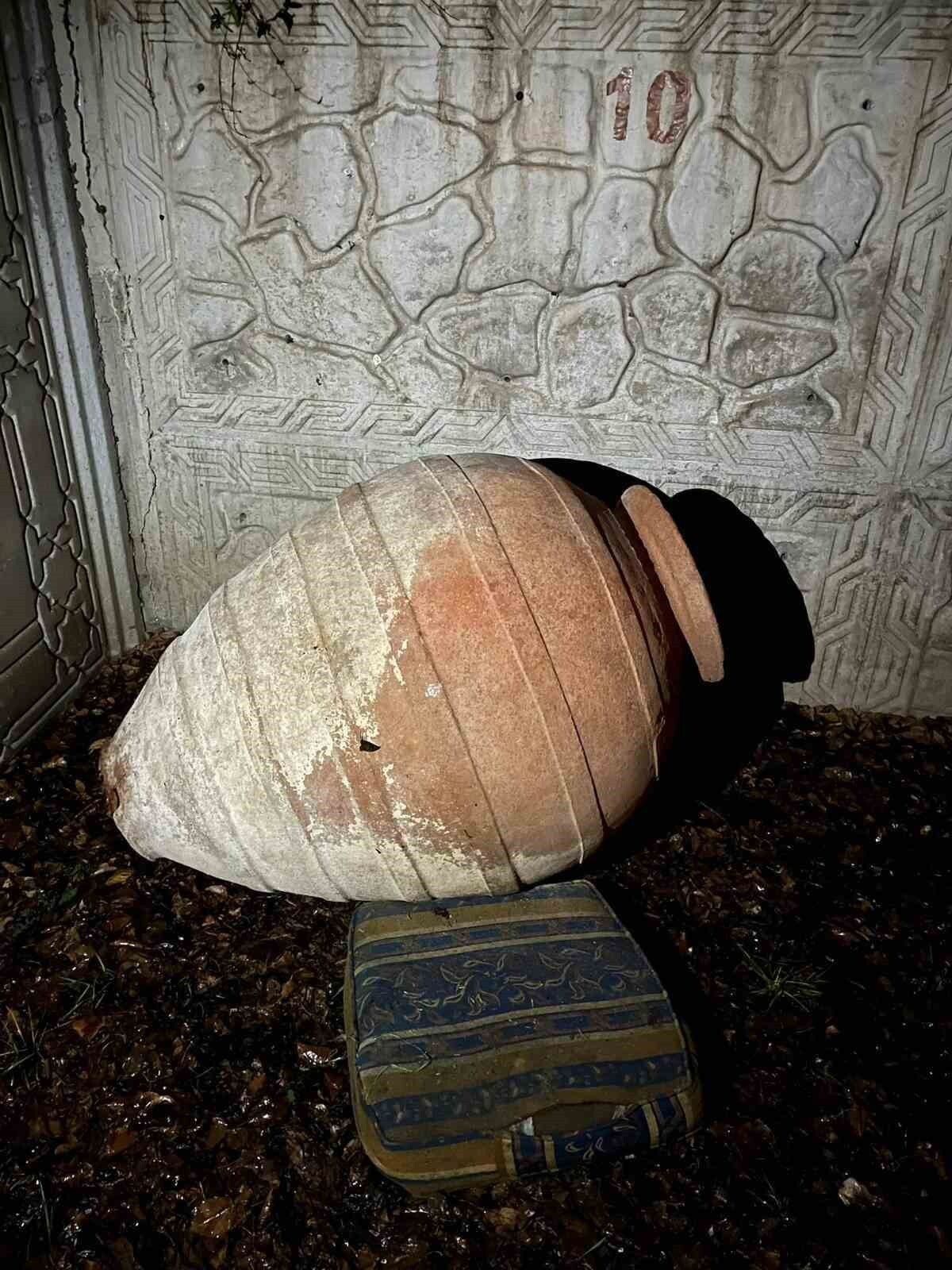 TARİHİ ESER KAÇAKÇILIĞI OPERASYONUNDA 1 TABANCA, 1 KEMER VE 1 ADET KÜP ELE GEÇİRİLDİ