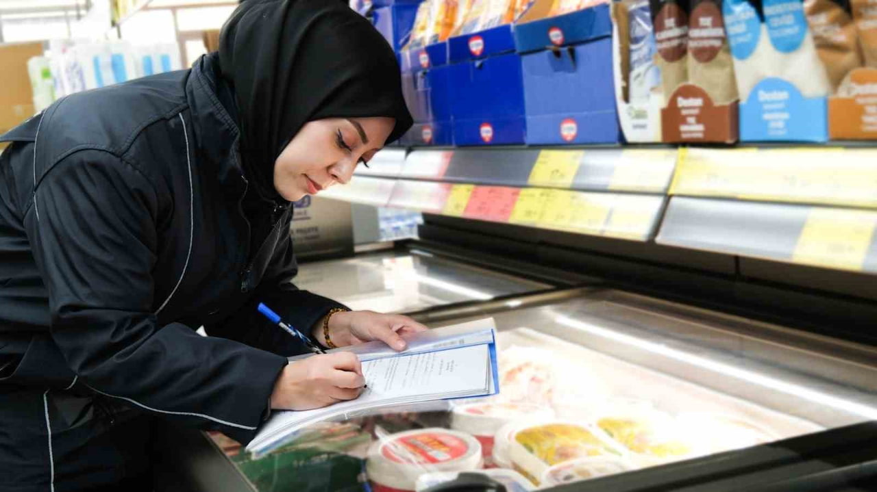 TARİHİ GEÇMİŞ ÜRÜN SATAN MARKETLERE ZABITA MÜDAHALESİ