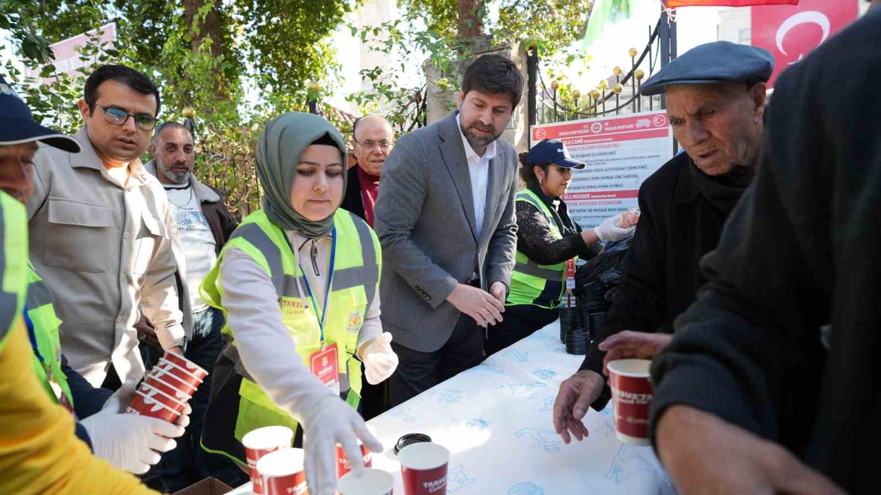TARSUS BELEDİYESİ, KIŞ AYLARINDA SOSYAL DAYANIŞMAYI GÜÇLENDİRMEK AMACIYLA SICAK ÇORBA İKRAMI...