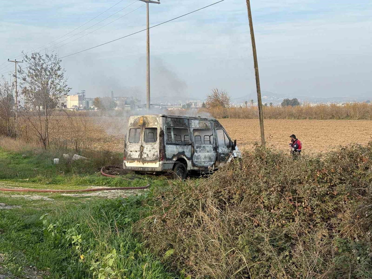 TARSUS’TA YOL KENARINDA YANMIŞ MİNİBÜS BULUNDU