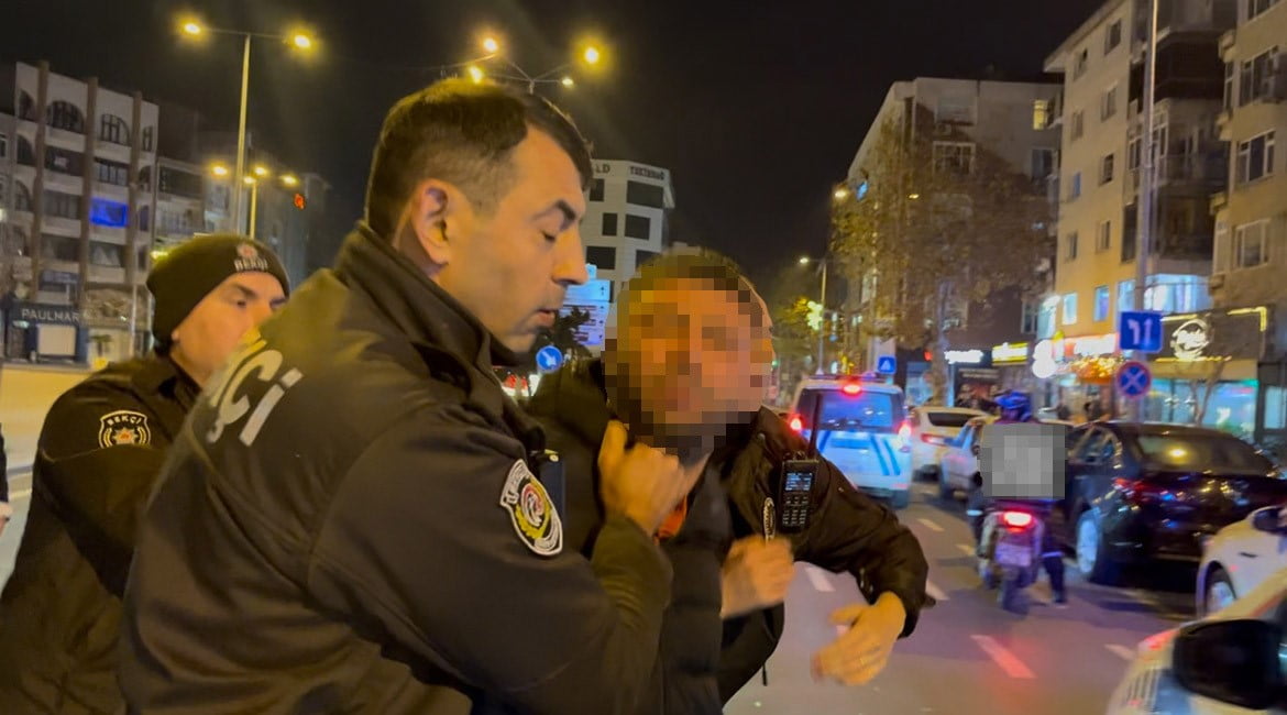 TARTIŞTIĞI GENCİN BAŞINDA İÇKİ ŞİŞESİNİ KIRDI MUHABİRE TÜKÜRÜP ÖPÜCÜK ATAN SALDIRGAN: "SEYRET BAK...