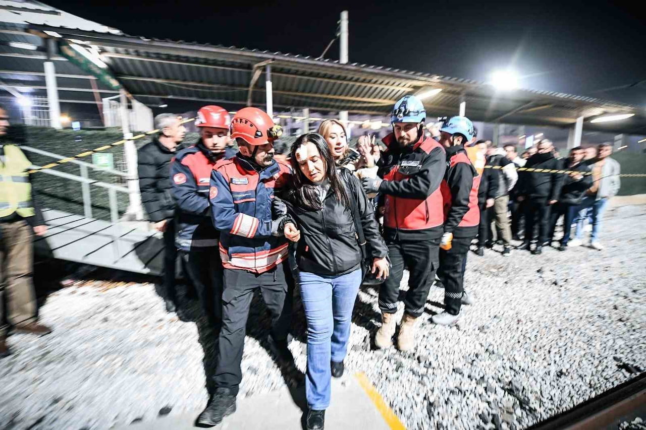TATBİKATTA, TRENİN RAYDAN ÇIKARAK DEVRİLMESİ SENARYOSU EŞ ZAMANLI MÜDAHALELERLE SAHADA...