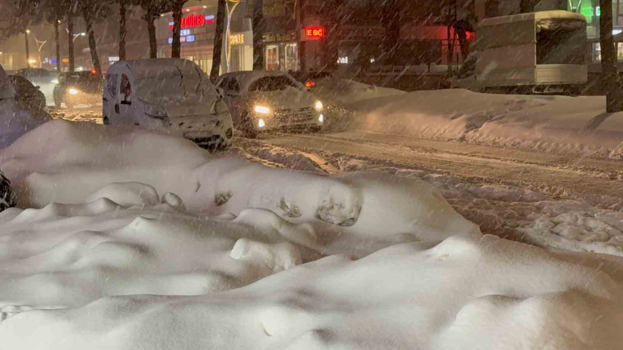 TATVAN’DA 15 KÖY YOLU KAPALI, MERKEZDE KAR KALINLIĞI 50 SANTİME ULAŞTI1
