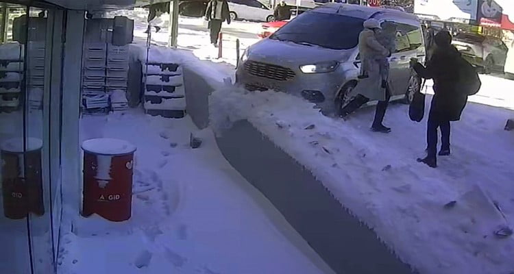 TATVAN İLÇESİNDE KAR YAĞIŞININ ARDINDAN KAYGANLAŞAN YOLDA KONTROLDEN ÇIKAN BİR ARAÇ FACİANIN...