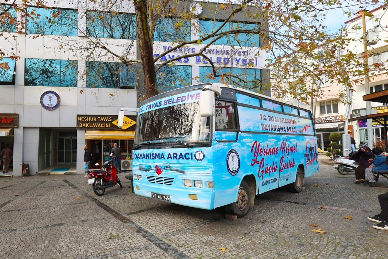 TAVAS BELEDİYESİ, İHTİYAÇ SAHİBİ VATANDAŞLARA ERZAK VE GİYİM YARDIMLARINI DAHA DÜZENLİ VE...