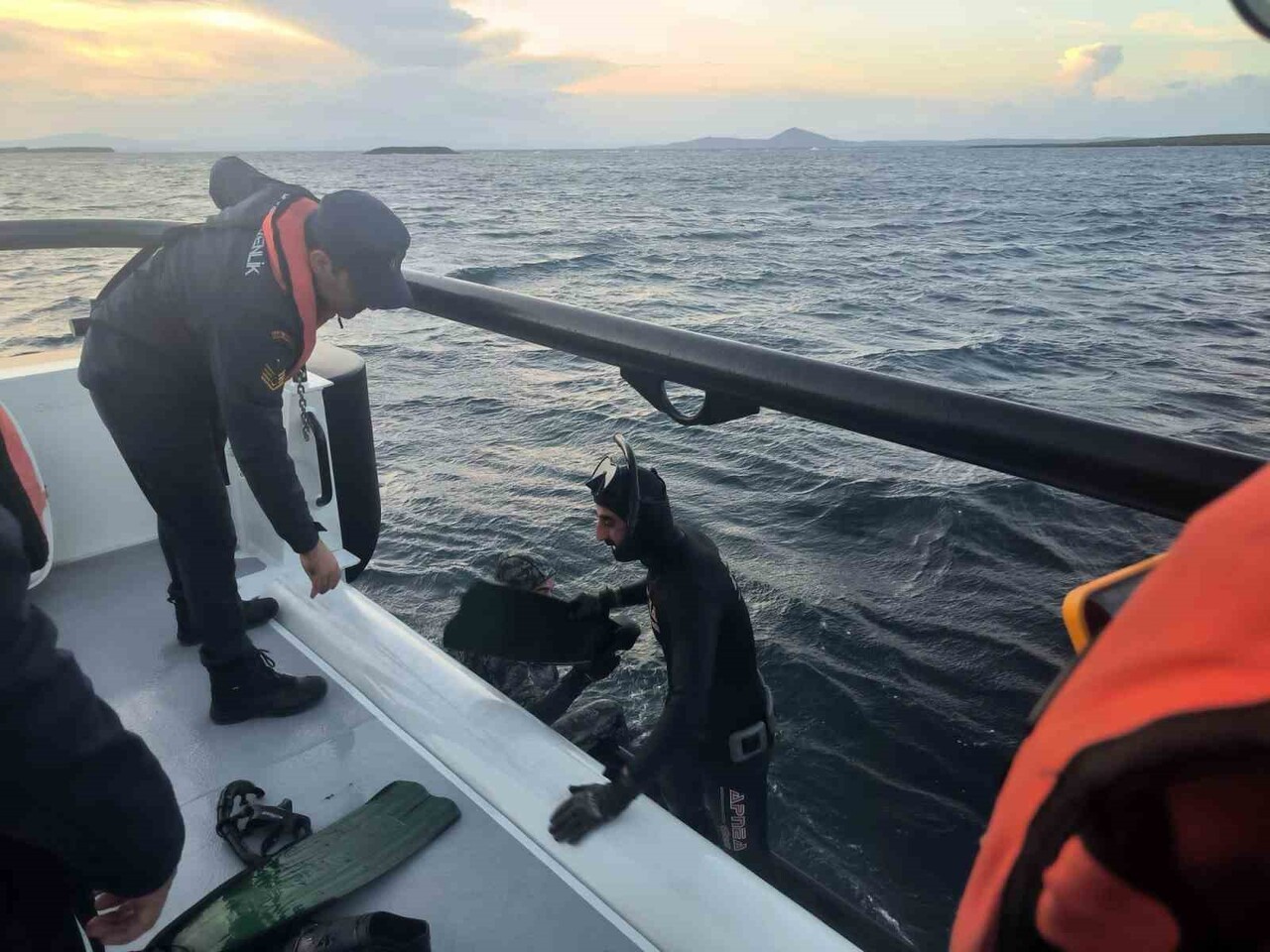 TAVŞAN ADASI AÇIKLARINDA ZIPKINLA BALIK AVLAMAK İÇİN AÇILAN TEKNE KARAYA OTURARAK SU ALMAYA...