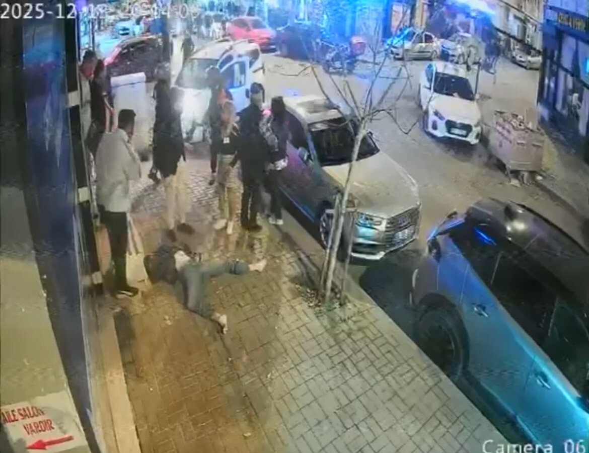 TEKİRDAĞ'DA FECİ KAZA KAMERADA ARAÇLA ÇARPIŞAN MOTOSİKLETLİ BEKLEYEN YAYANIN ÜZERİNE UÇTU