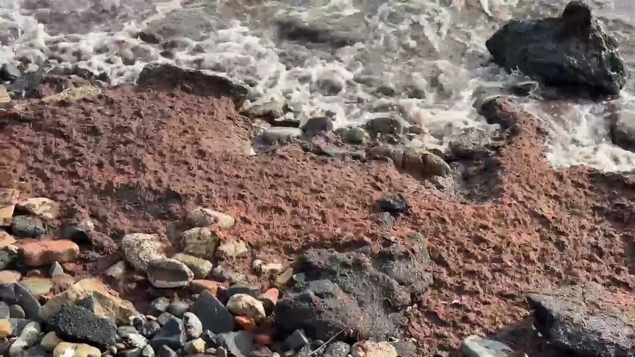 TEKİRDAĞ'DA İKİ GÜNDÜR ETKİSİNİ SÜRDÜREN POYRAZ, DENİZDE OLUŞTURDUĞU DALGALAR SONUCU KIYIDA KIZIL...