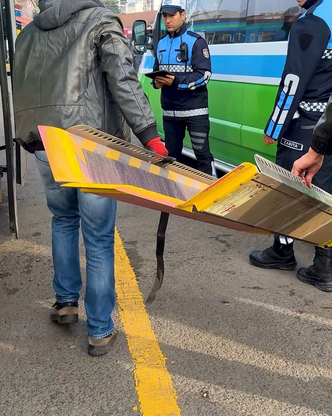 TEKİRDAĞ'DA ZABITA EKİPLERİ, ŞEHİR İÇİ TOPLU TAŞIMA ARAÇLARINDA ENGELLİ RAMPALARININ ÇALIŞIR...