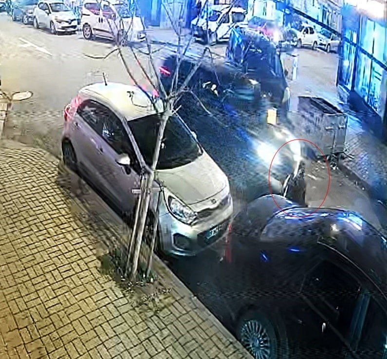 TEKİRDAĞ'IN ÇORLU İLÇESİNDE YOLUN KARŞISINA GEÇERKEN, SEYİR HALİNDEKİ ARABANIN TEKERLEĞİ AYAĞININ...