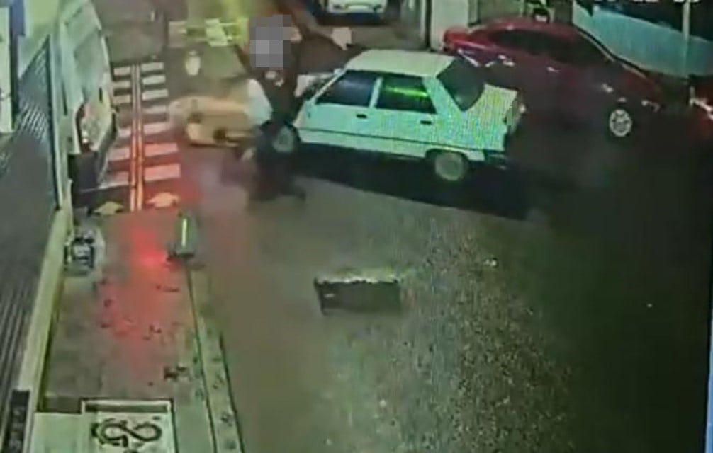 TEKİRDAĞ ÇORLU'DA OTOMOBİLLE ÇARPIŞAN MOTOSİKLET SÜRÜCÜSÜ YARALANDI. KAZANIN HEMEN ARDINDAN...