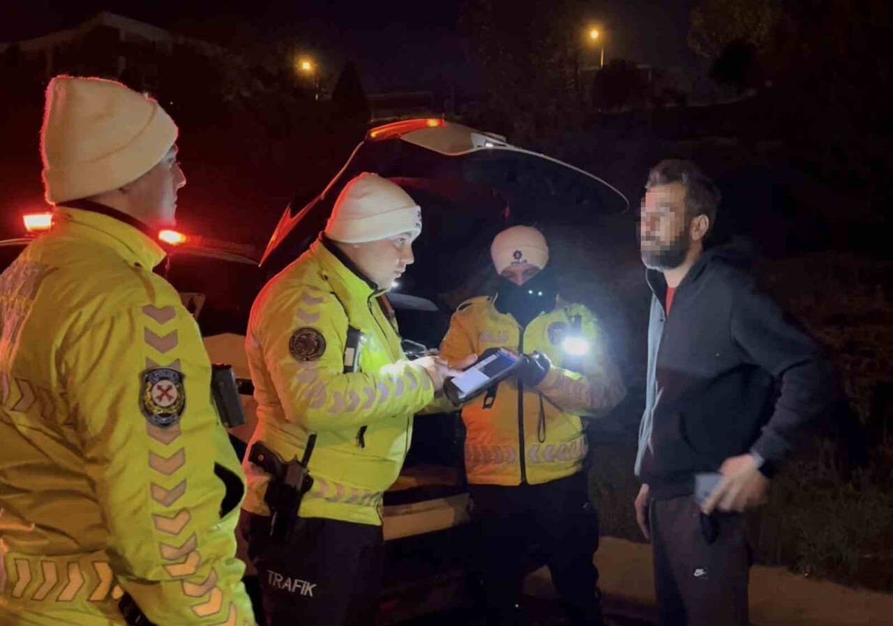 TEKİRDAĞ ÇORLU'DA POLİS ÇEVİRMESİNİ GÖRÜNCE GERİ HAREKET EDEREK YOLUNU DEĞİŞTİREN SÜRÜCÜ KISA...